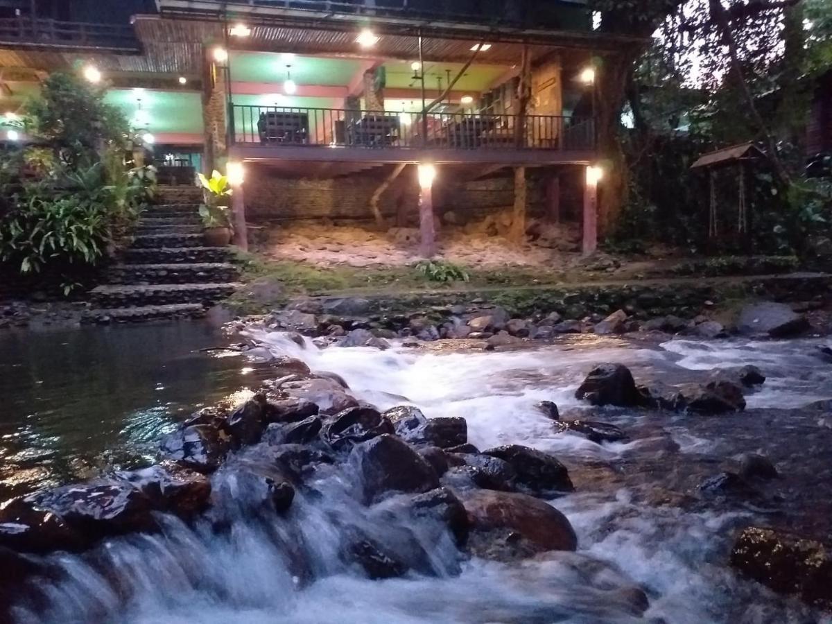 度假村 树顶河小屋度假村 Khao Sok National Park