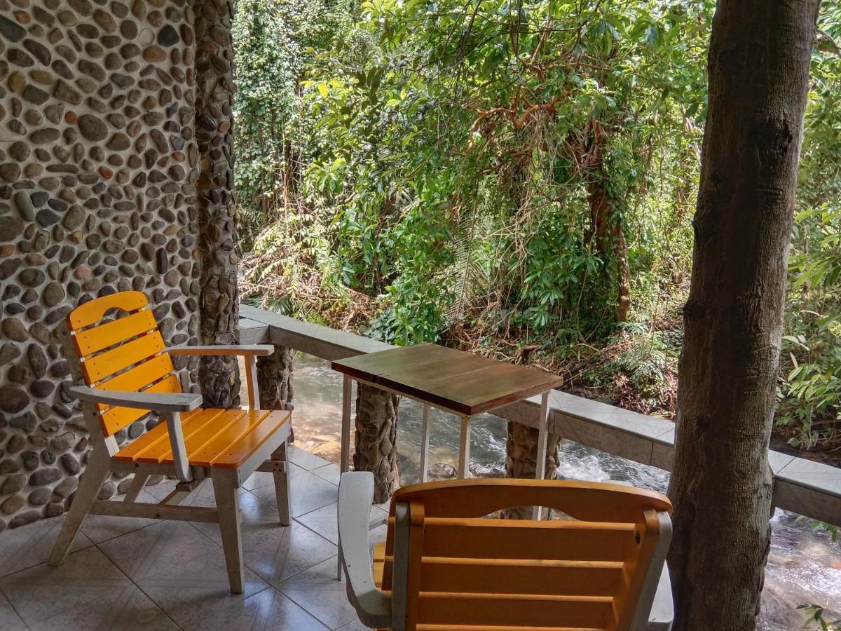 树顶河小屋度假村